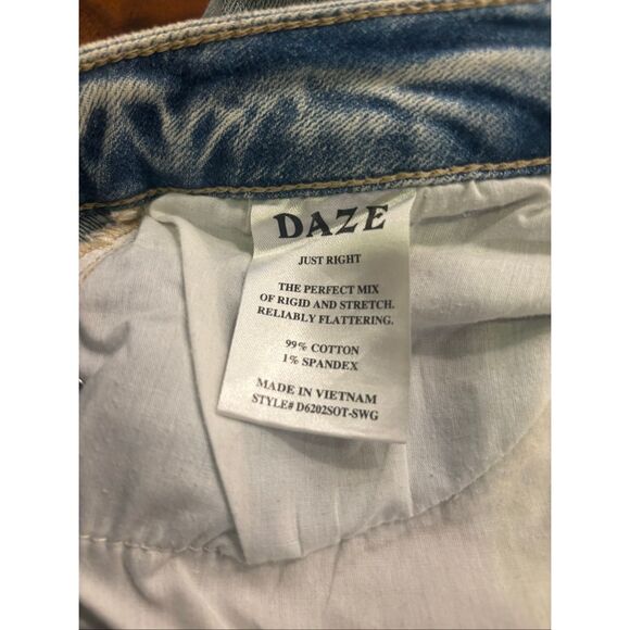 Daze Women's Light Wash Button Fly Straight Leg Whiskering Ripped Jeans Size 28 - Picture 9 of 11